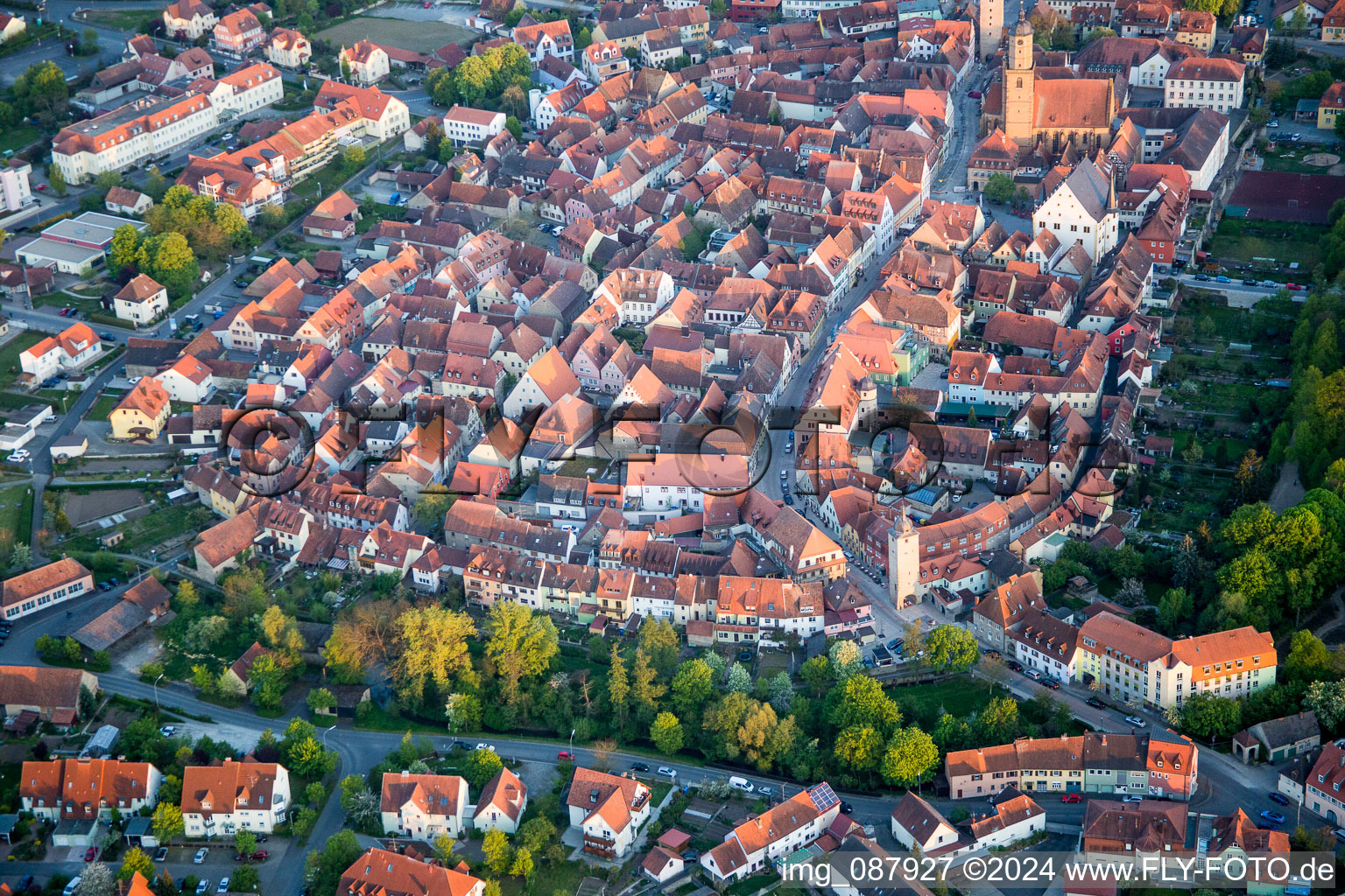 Vue oblique de Vieille ville et centre-ville à Volkach dans le département Bavière, Allemagne