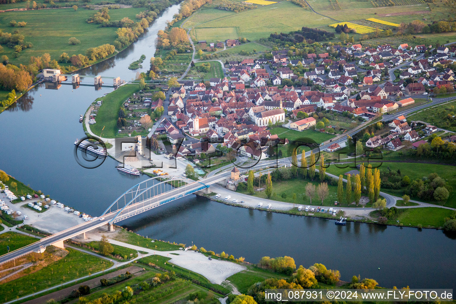 Vue aérienne de Rivière - Structure de pont sur le Main entre Astheim et Volkach dans l'état à le quartier Astheim in Volkach dans le département Bavière, Allemagne