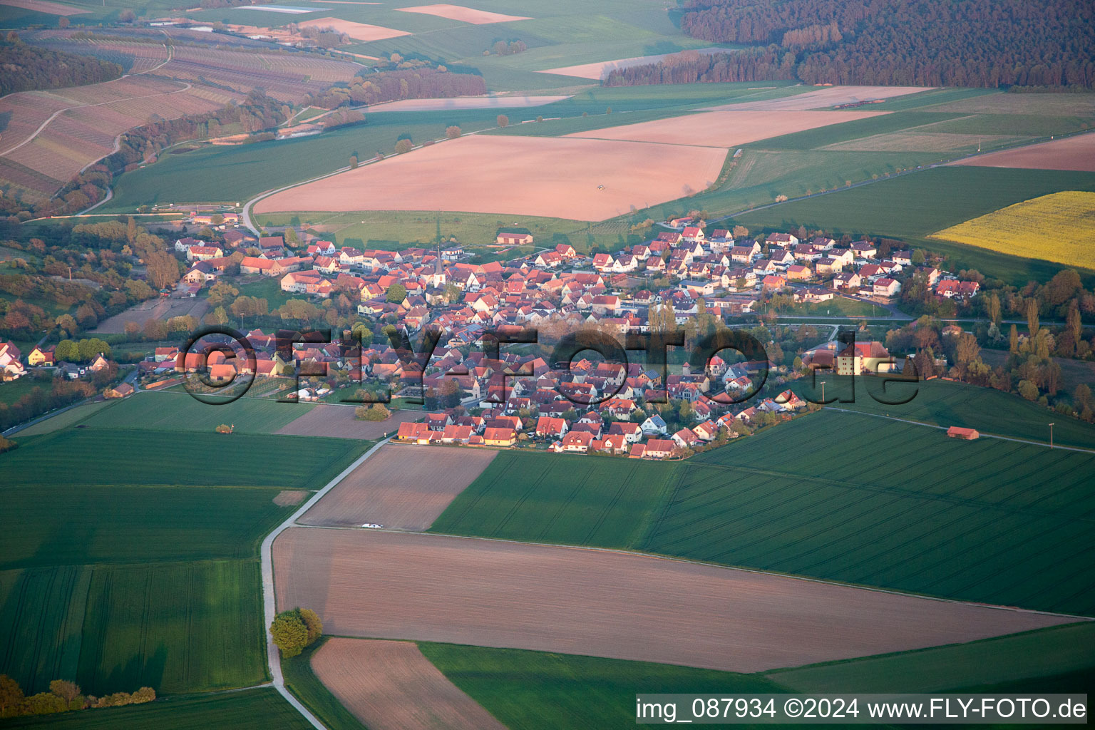 Vue aérienne de Obervolkach à Volkach dans le département Bavière, Allemagne