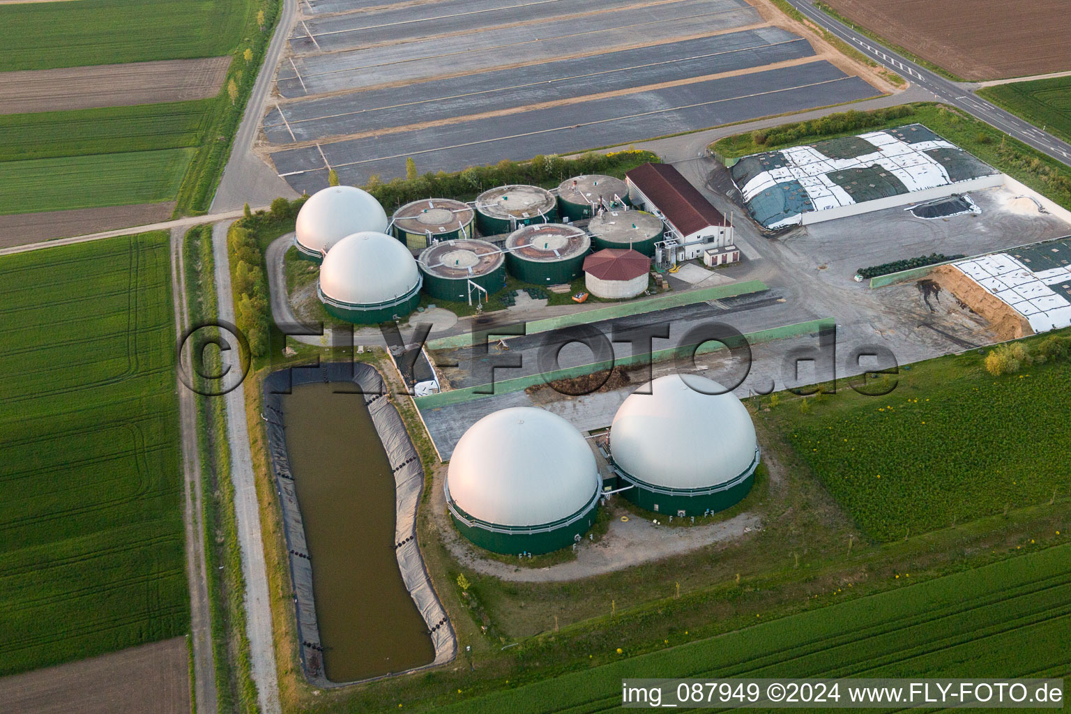 Photographie aérienne de Toitures en verre dans les rangées de serres pour la floriculture et coupoles d'une installation de biogaz de Gartenbau Gernert à le quartier Oberspiesheim in Kolitzheim dans le département Bavière, Allemagne