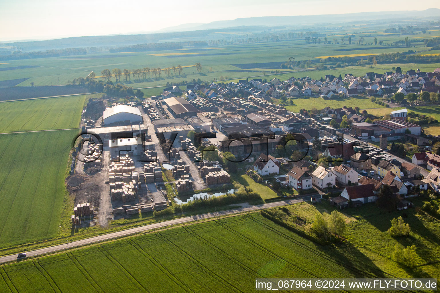 Vue aérienne de Zone commerciale à le quartier Unterspiesheim in Kolitzheim dans le département Bavière, Allemagne