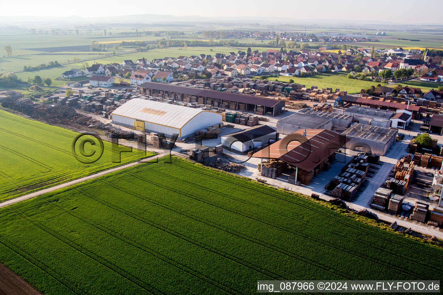 Vue aérienne de Locaux de l'usine Holzwerke GLEITSMANN GmbH à le quartier Unterspiesheim in Kolitzheim dans le département Bavière, Allemagne