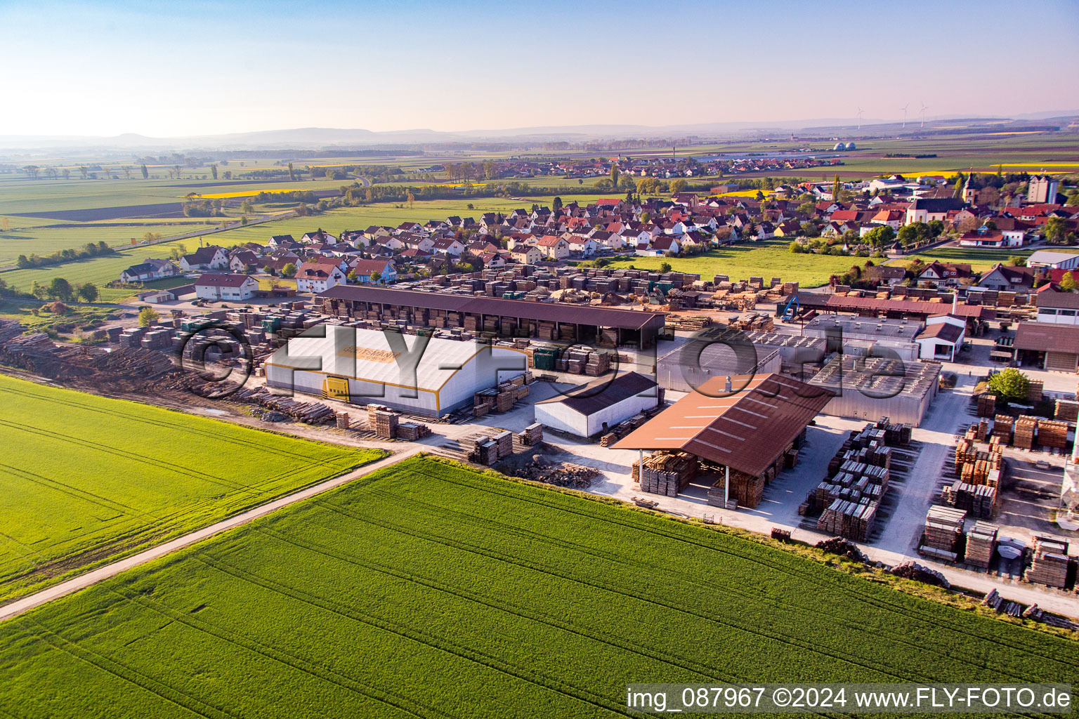 Vue aérienne de Glisse l'homme à le quartier Unterspiesheim in Kolitzheim dans le département Bavière, Allemagne