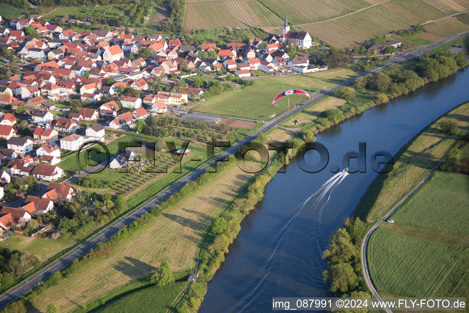 Vue aérienne de Bords du Main avec bateaux de plaisance et parapentistes à le quartier Stammheim in Kolitzheim dans le département Bavière, Allemagne