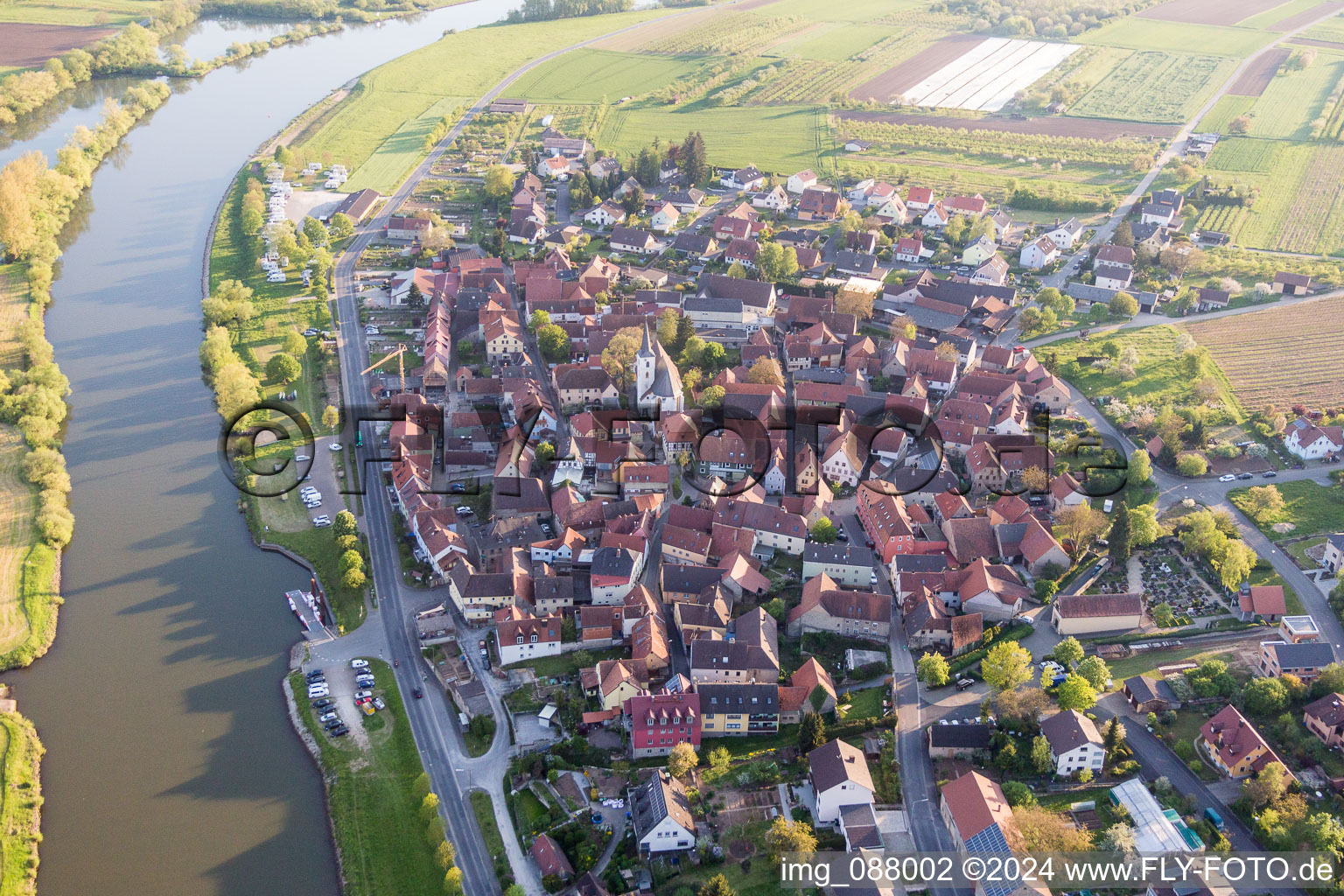 Vue aérienne de Zones riveraines du Main à le quartier Obereisenheim in Eisenheim dans le département Bavière, Allemagne