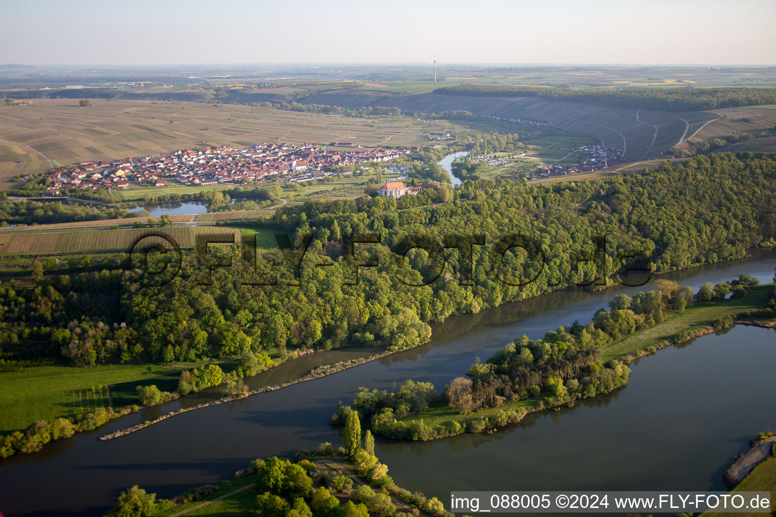 Vue aérienne de Nordheim am Main, Vogtsbourg à Volkach dans le département Bavière, Allemagne