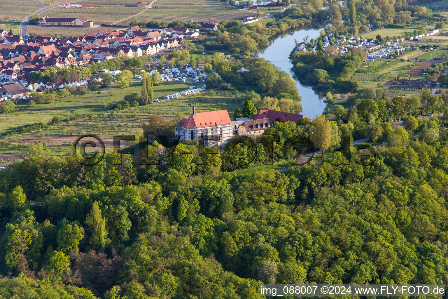 Vue aérienne de Vogelsburg et Mariä Schutz à le quartier Escherndorf in Volkach dans le département Bavière, Allemagne