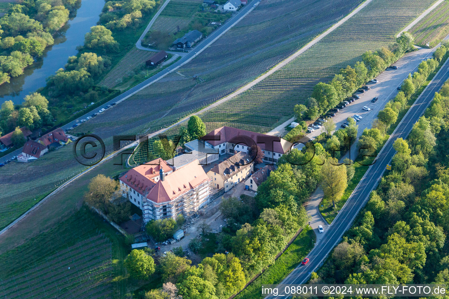 Vue aérienne de Paysage viticole Versant principal du Vogelsburg et de l'église Mariä Schutz Marker à le quartier Escherndorf in Volkach dans le département Bavière, Allemagne