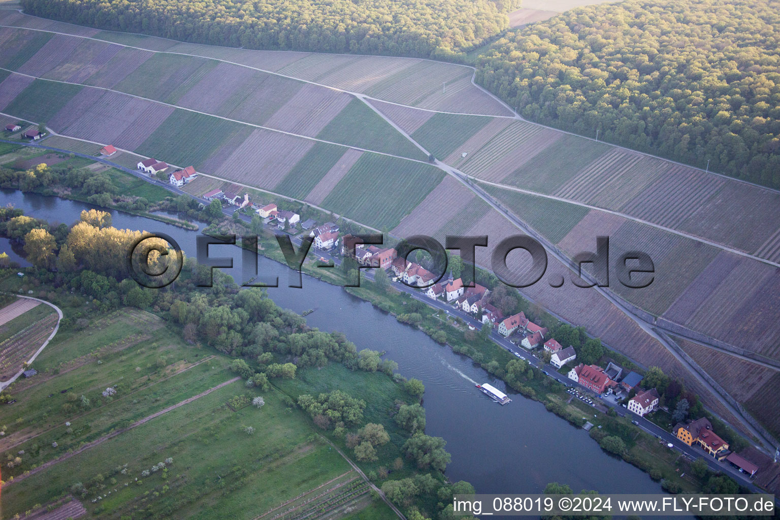 Volkach dans le département Bavière, Allemagne du point de vue du drone