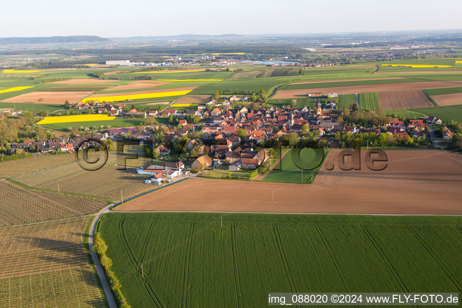 Vue aérienne de Quartier Neuses am Berg in Dettelbach dans le département Bavière, Allemagne