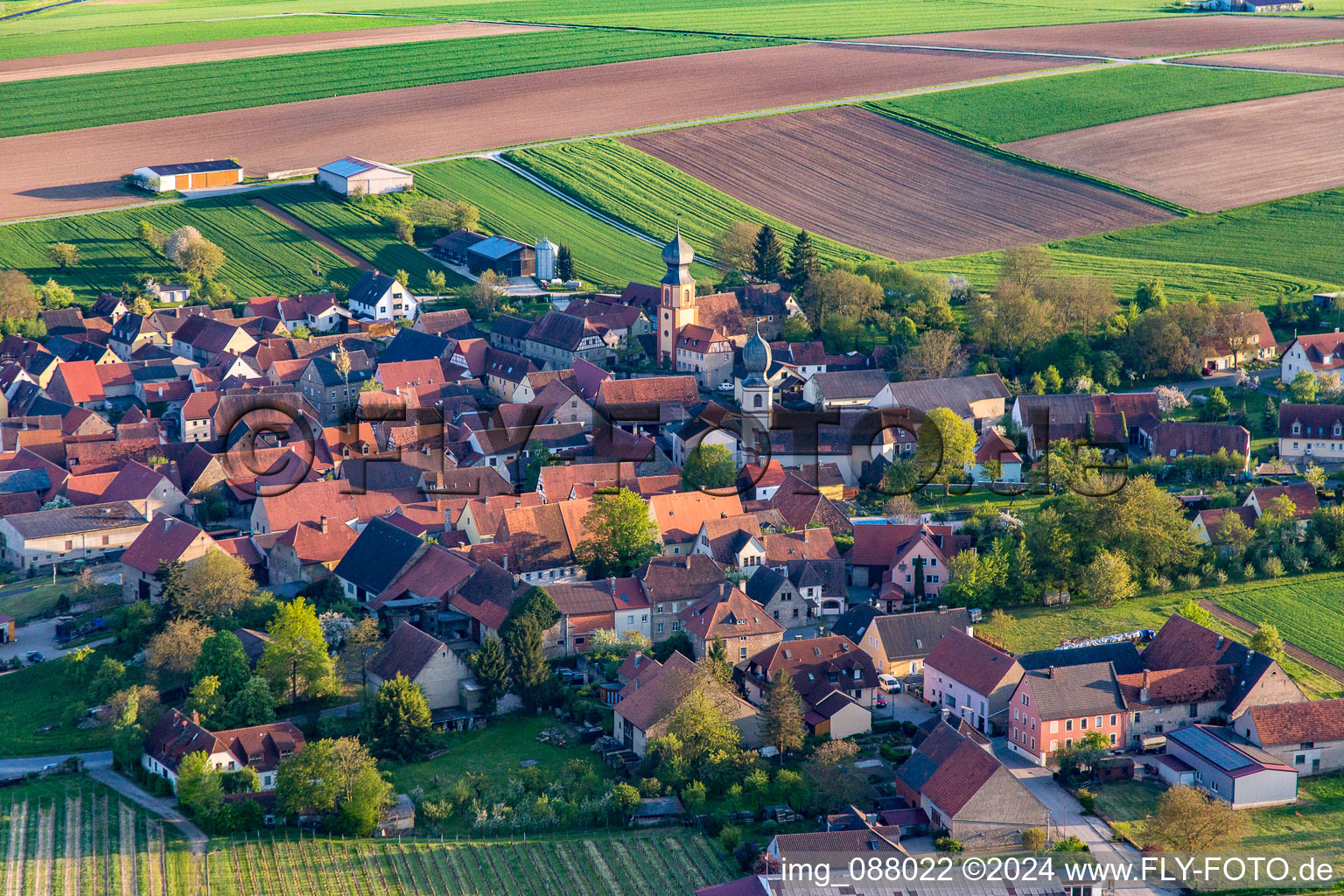 Vue aérienne de Saint-Nicolas à le quartier Neuses am Berg in Dettelbach dans le département Bavière, Allemagne