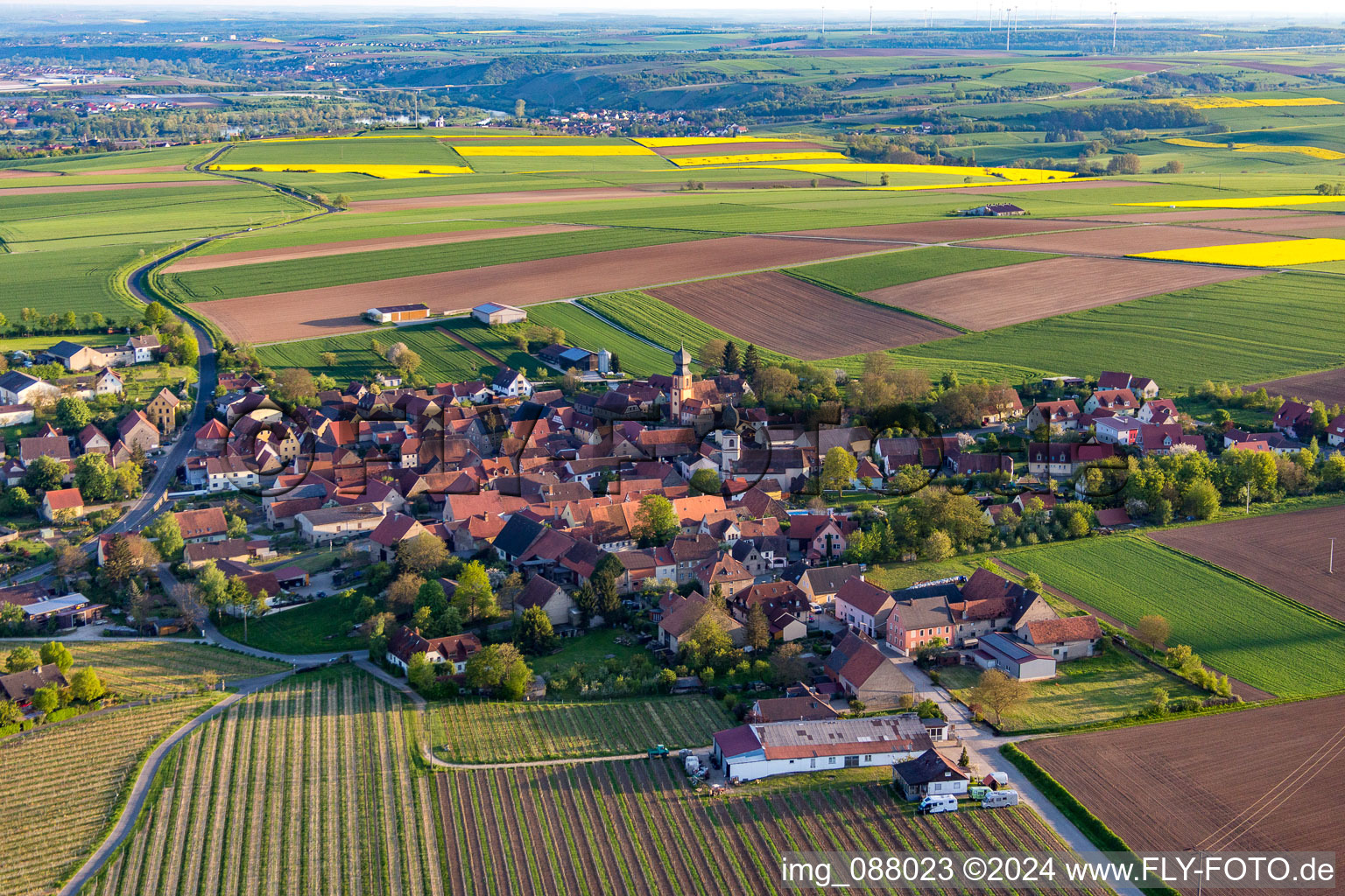 Vue aérienne de Quartier Neuses am Berg in Dettelbach dans le département Bavière, Allemagne