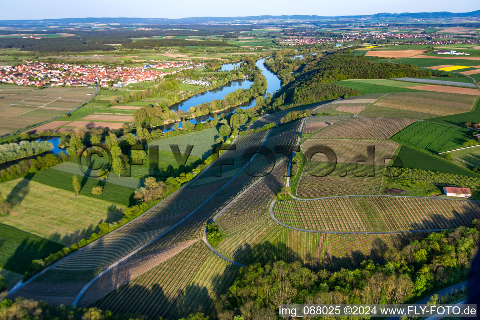 Photographie aérienne de Quartier Neuses am Berg in Dettelbach dans le département Bavière, Allemagne