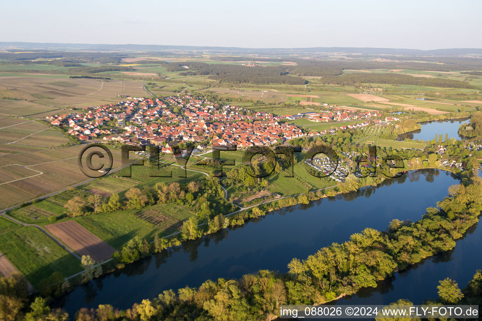 Vue aérienne de Zones riveraines du Main-Aue à Sommerach dans le département Bavière, Allemagne