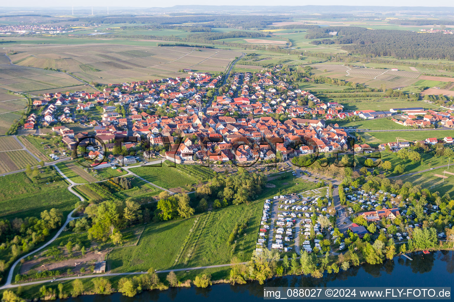 Vue aérienne de Zones riveraines du Main-Aue à Sommerach dans le département Bavière, Allemagne