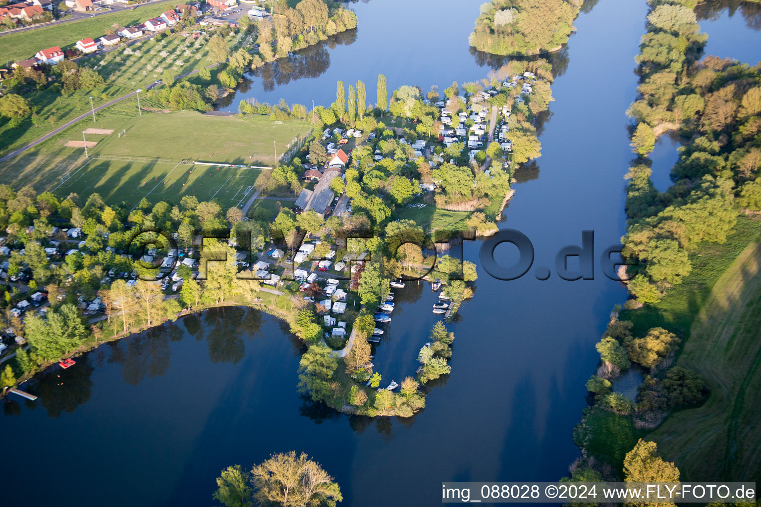 Vue aérienne de Sommerach dans le département Bavière, Allemagne