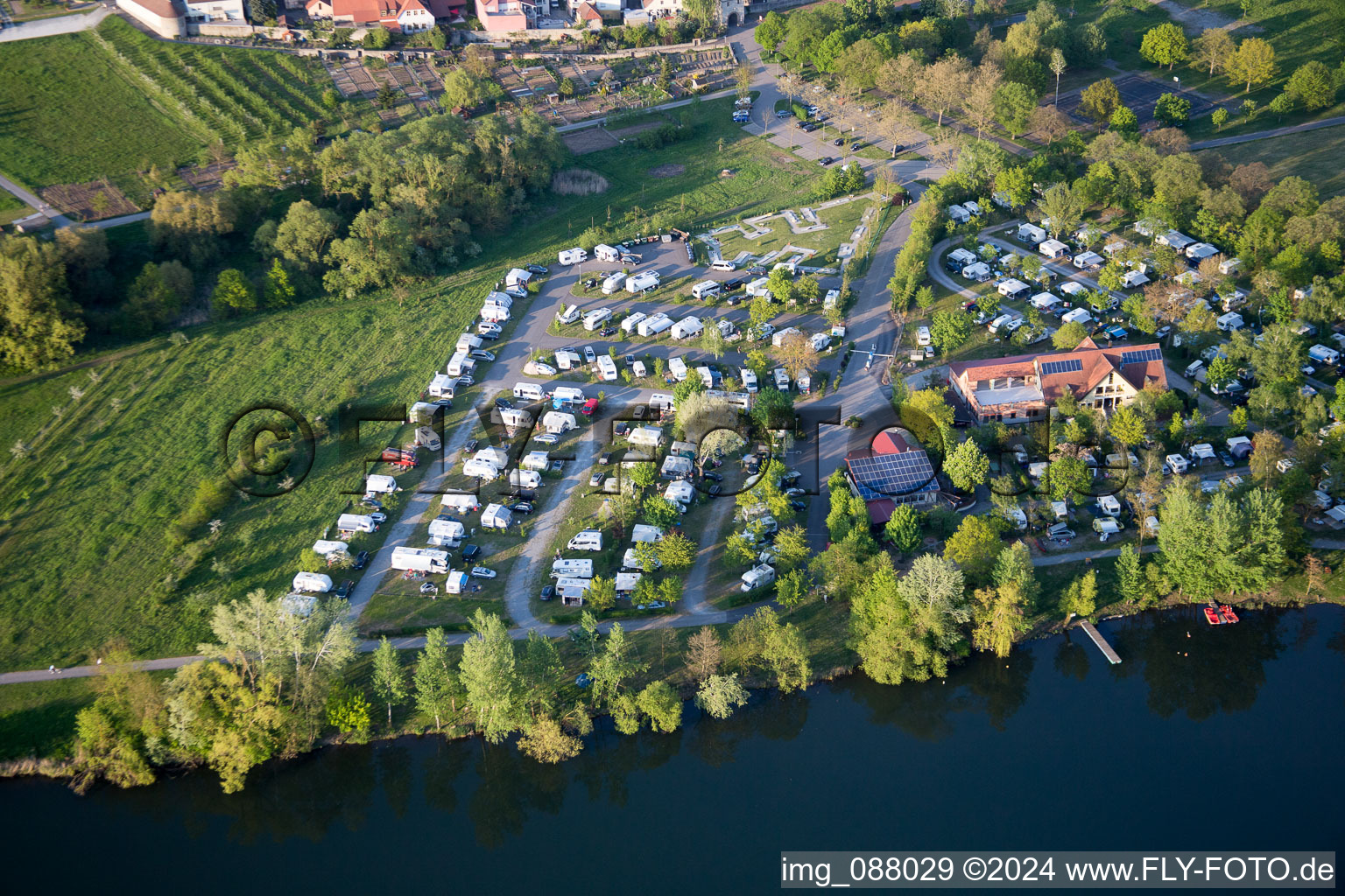 Vue aérienne de Sommerach dans le département Bavière, Allemagne