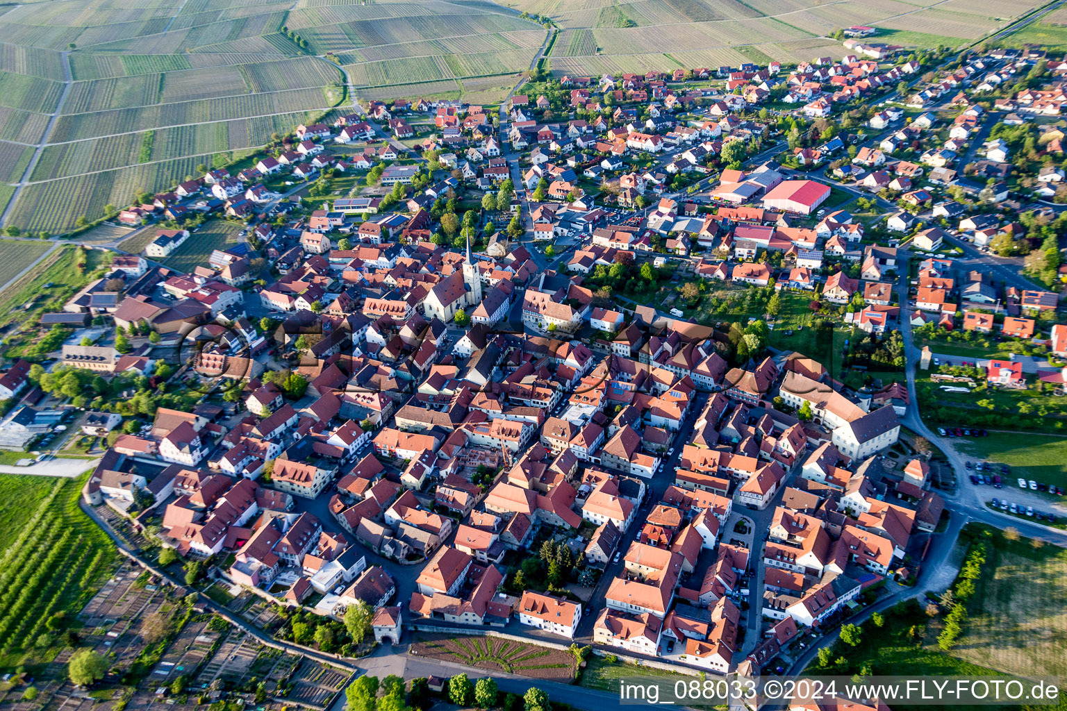 Vue aérienne de Champs agricoles et surfaces utilisables à Sommerach dans le département Bavière, Allemagne