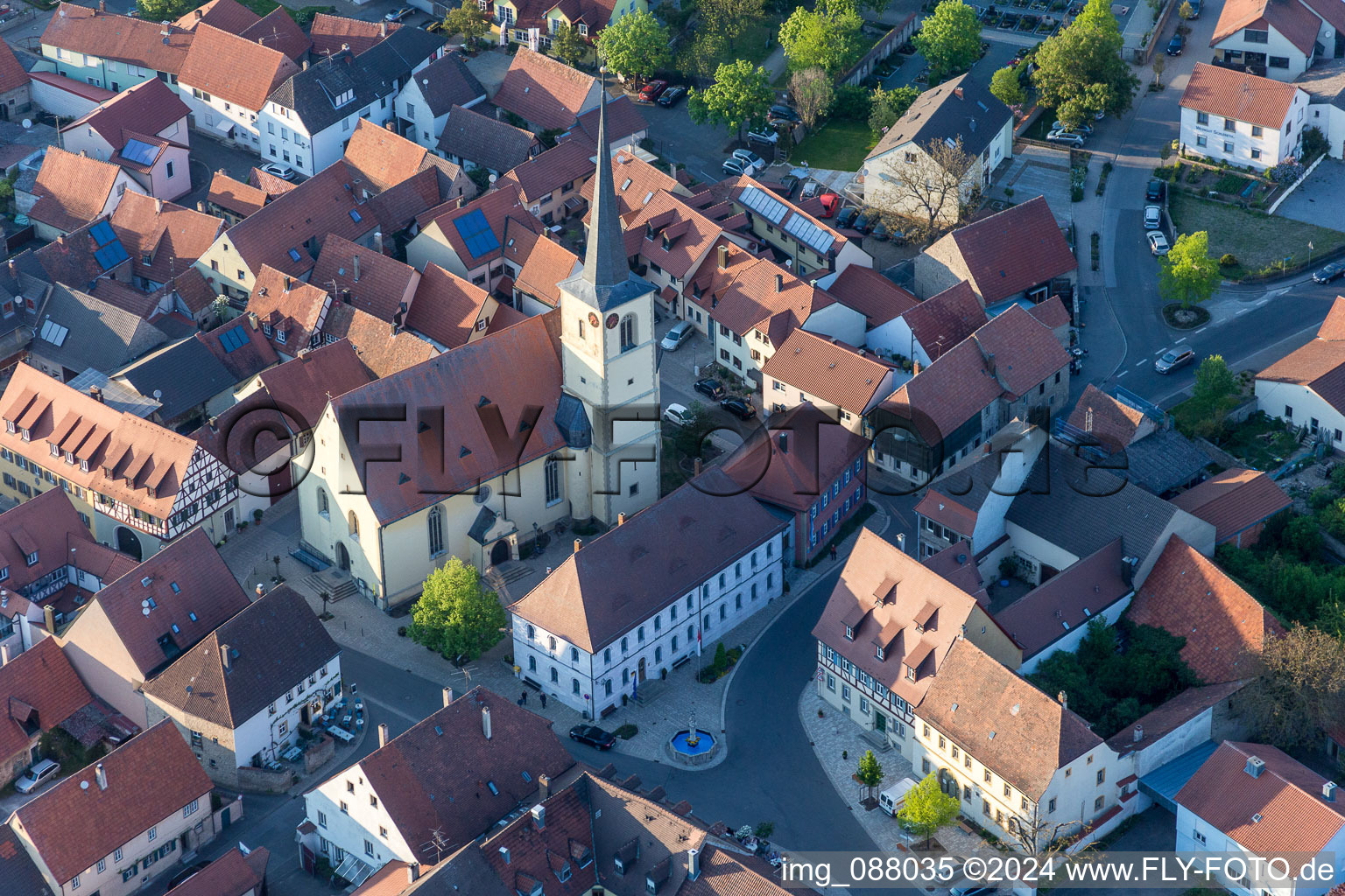 Vue aérienne de Saint Euchaire à Sommerach dans le département Bavière, Allemagne