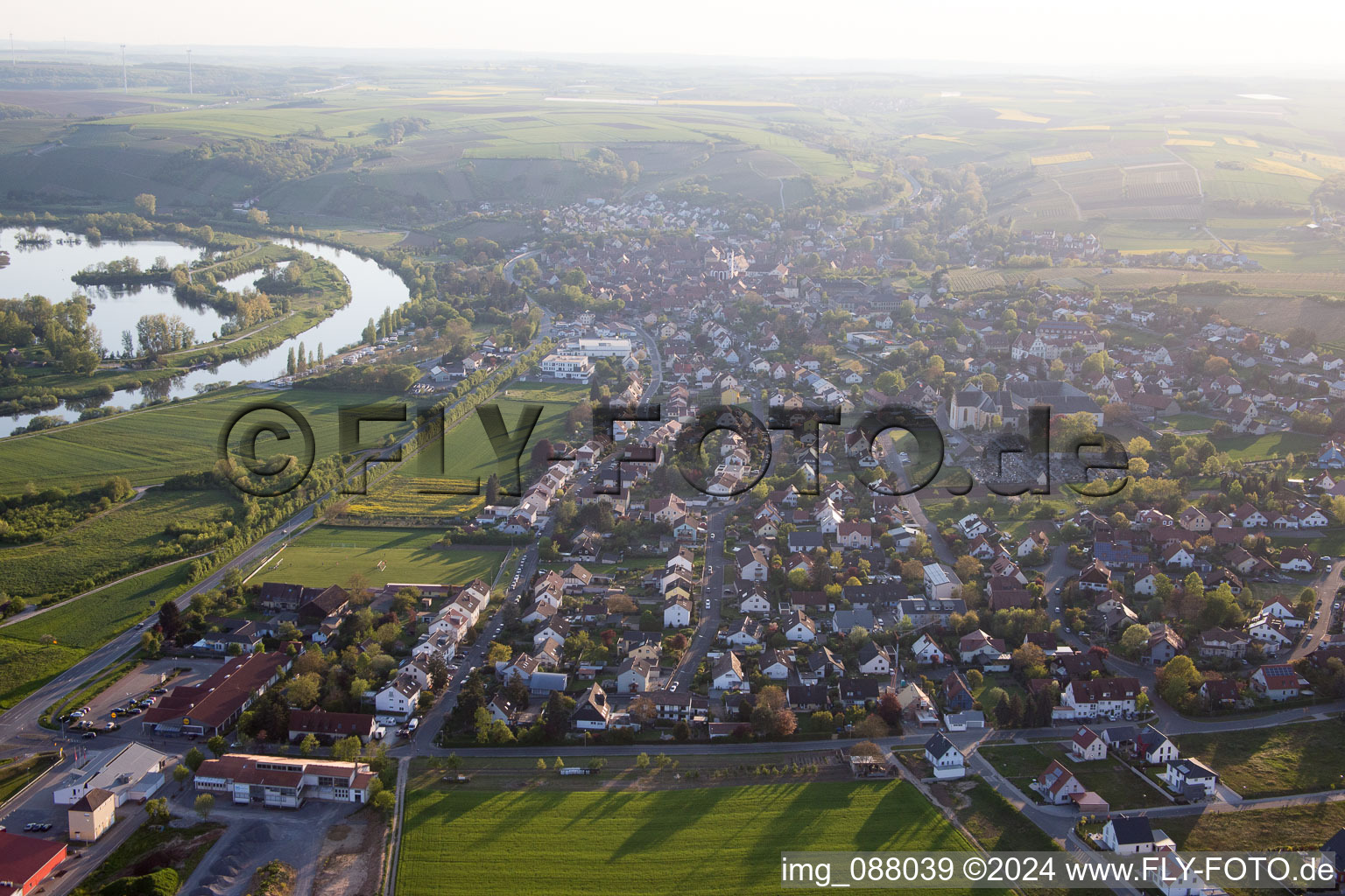 Vue aérienne de Zones riveraines du Main à Dettelbach dans le département Bavière, Allemagne