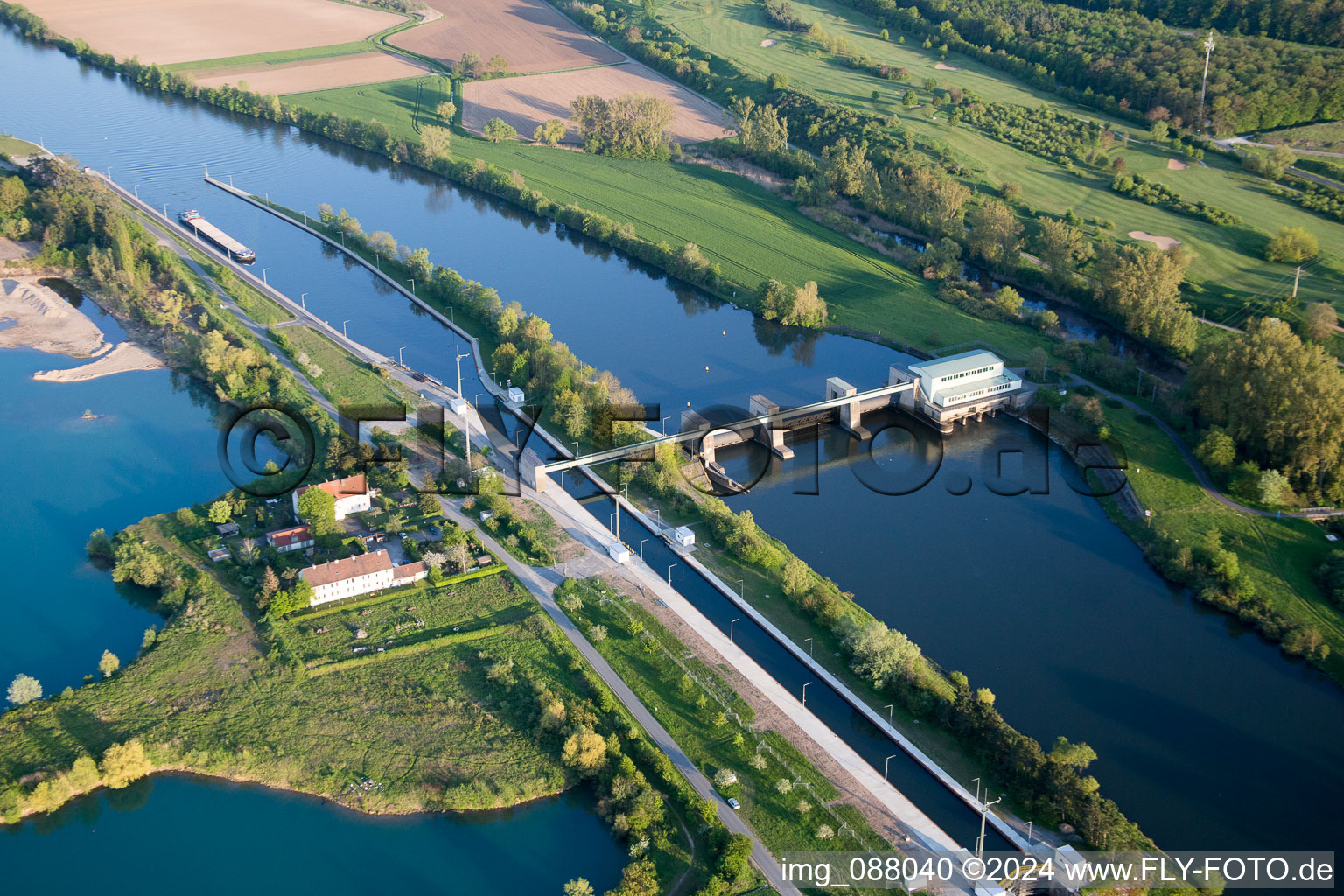 Vue aérienne de Systèmes de verrouillage à barrière sur la Main à le quartier Mainsondheim in Dettelbach dans le département Bavière, Allemagne