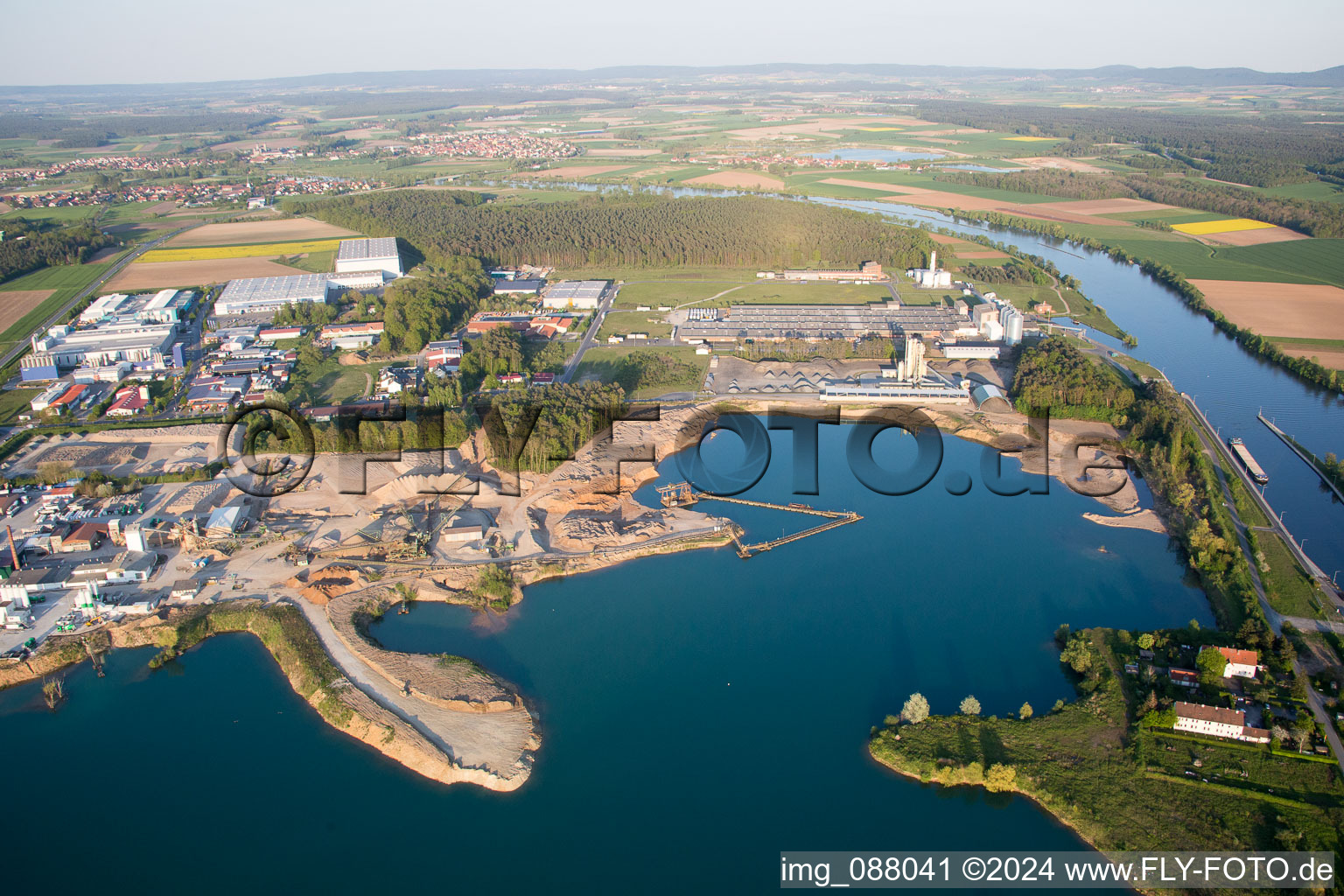 Vue aérienne de Zone commerciale et implantation d'entreprise Longue longueur à Dettelbach dans le département Bavière, Allemagne