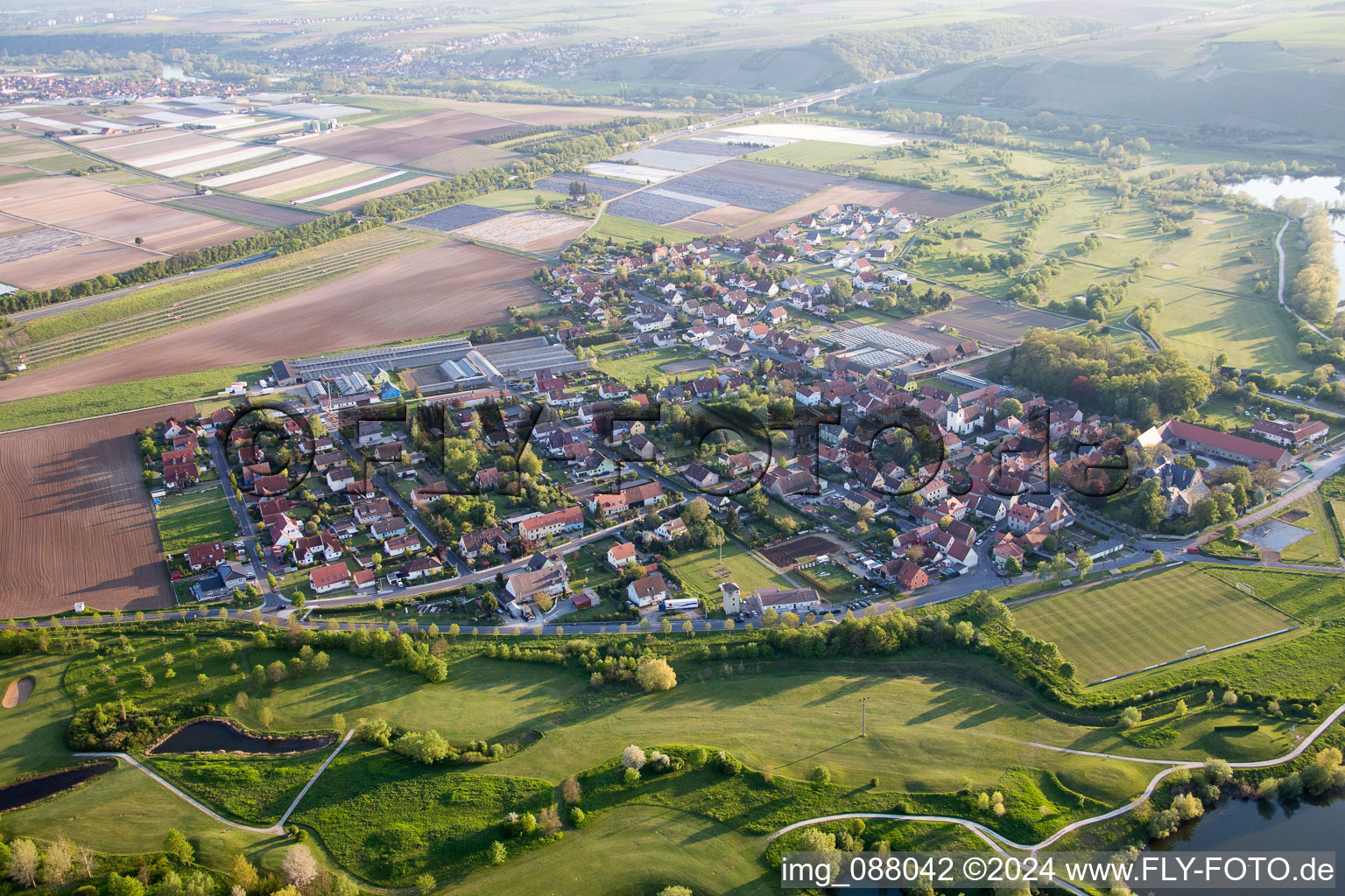 Vue aérienne de Zones riveraines du Main à Dettelbach dans le département Bavière, Allemagne