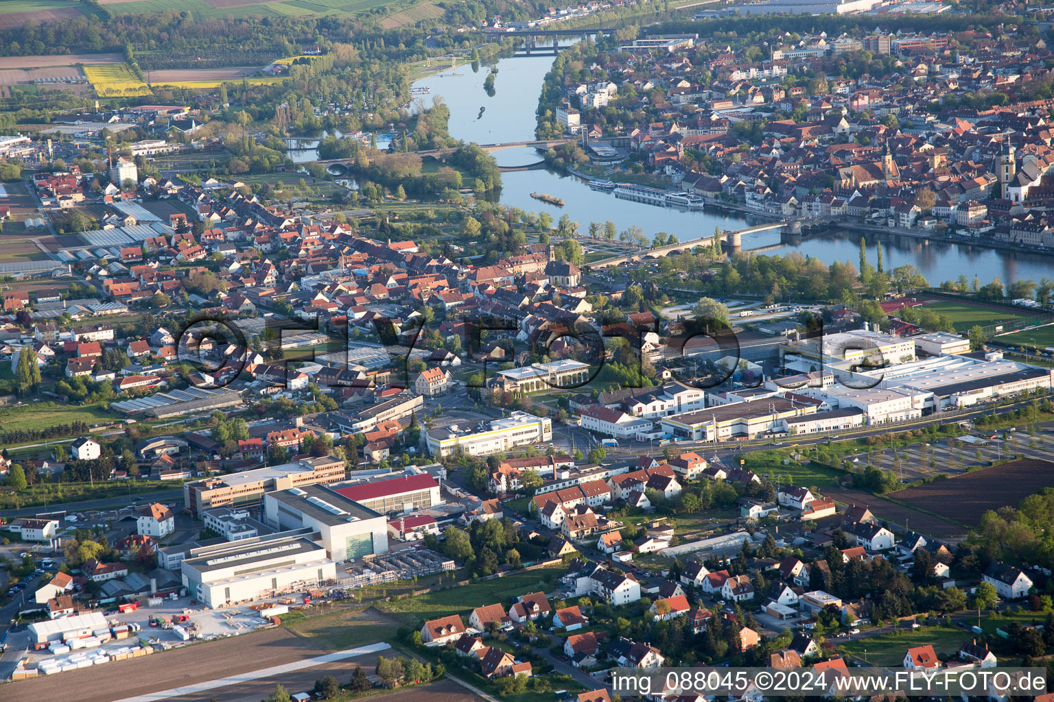 Vue aérienne de Kitzingen dans le département Bavière, Allemagne