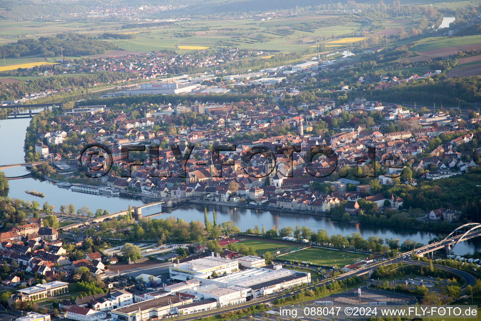 Vue aérienne de Kitzingen dans le département Bavière, Allemagne