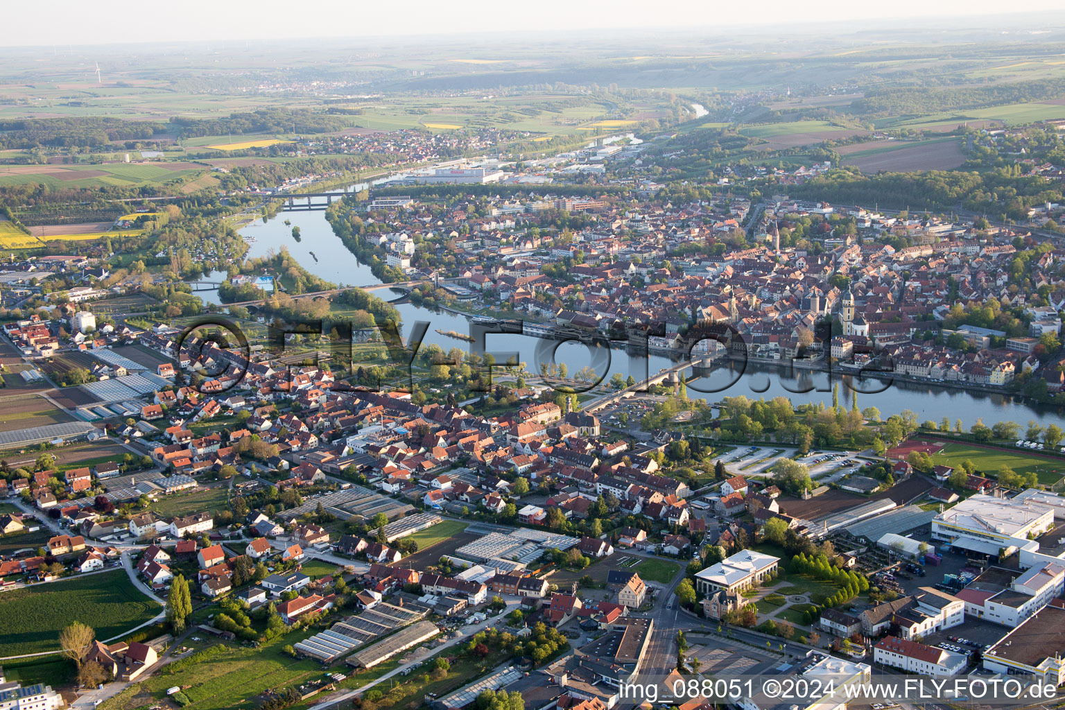 Vue oblique de Kitzingen dans le département Bavière, Allemagne