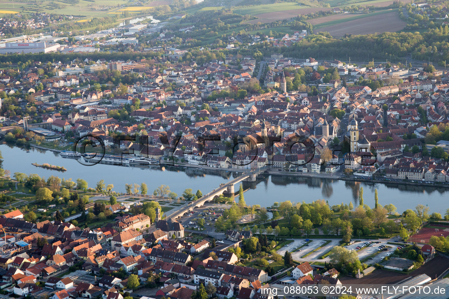 Vue aérienne de Pont principal à Kitzingen dans le département Bavière, Allemagne