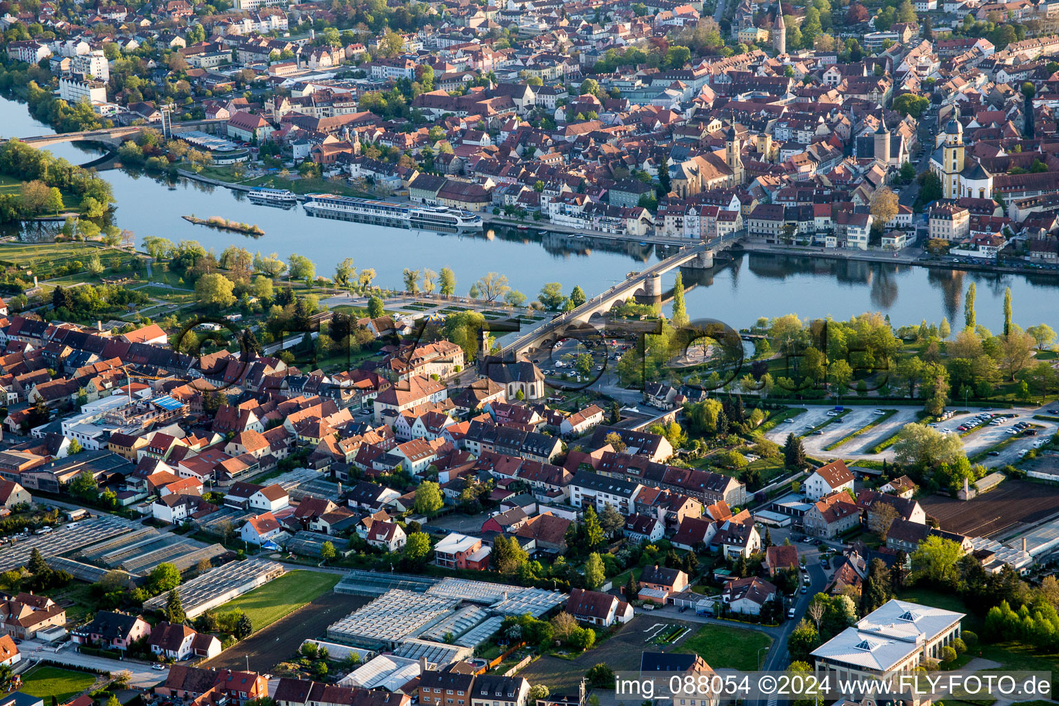 Vue aérienne de Rivière - structure de pont sur le Main dans le quartier de Weiterhausen à Kitzingen dans le département Bavière, Allemagne