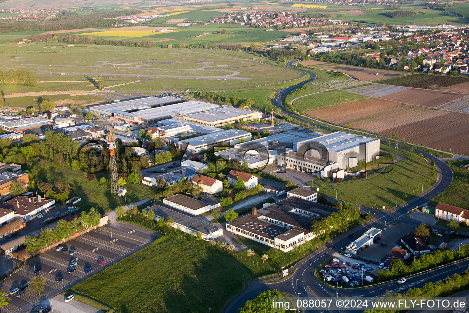 Vue aérienne de Somethinghausen, zone industrielle à Kitzingen dans le département Bavière, Allemagne