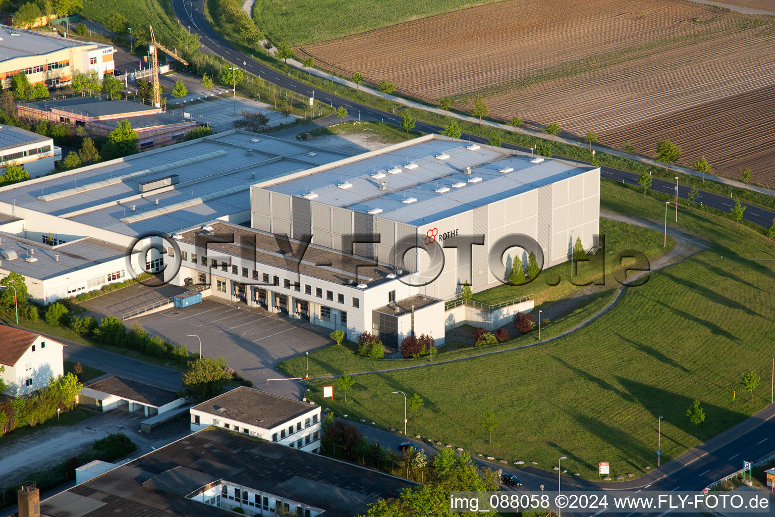 Vue aérienne de Zone commerciale et établissement d'entreprises sur la Flugplatzstrasse dans le quartier de Weiterhausen à Kitzingen dans le département Bavière, Allemagne