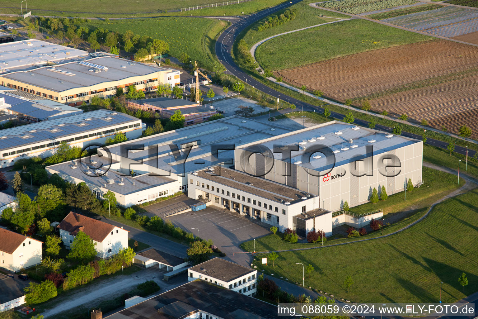 Vue aérienne de Somethinghausen, zone industrielle à Kitzingen dans le département Bavière, Allemagne