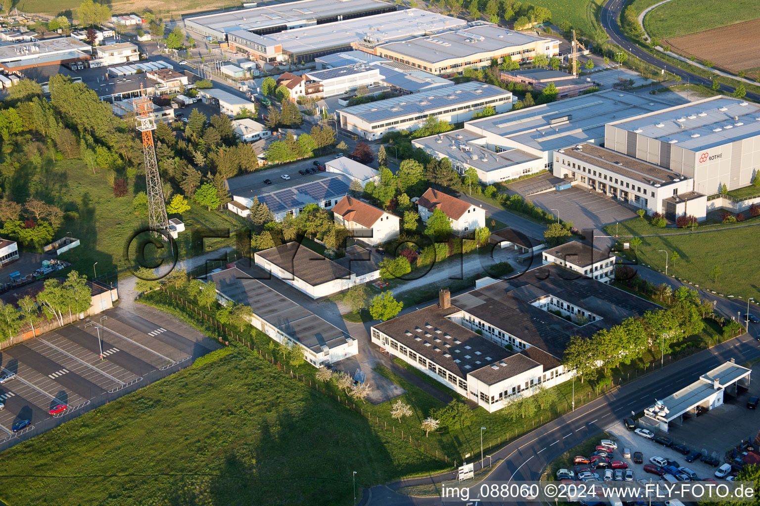 Photographie aérienne de Somethinghausen, zone industrielle à Kitzingen dans le département Bavière, Allemagne