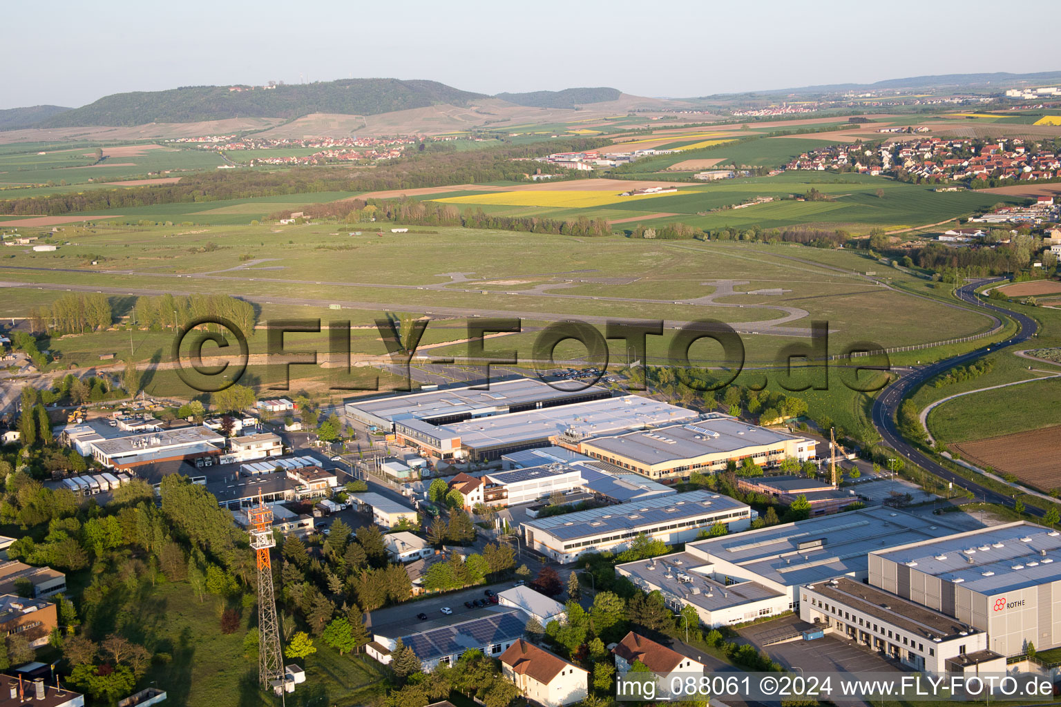 Vue oblique de Somethinghausen, zone industrielle à Kitzingen dans le département Bavière, Allemagne