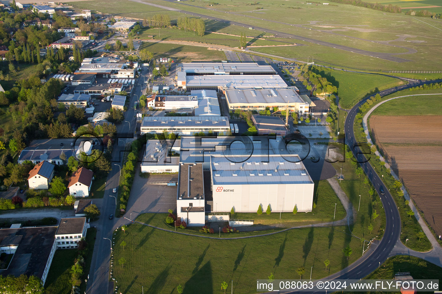 Vue aérienne de Zone commerciale et établissement d'entreprises sur la Flugplatzstrasse dans le quartier de Weiterhausen à Kitzingen dans le département Bavière, Allemagne