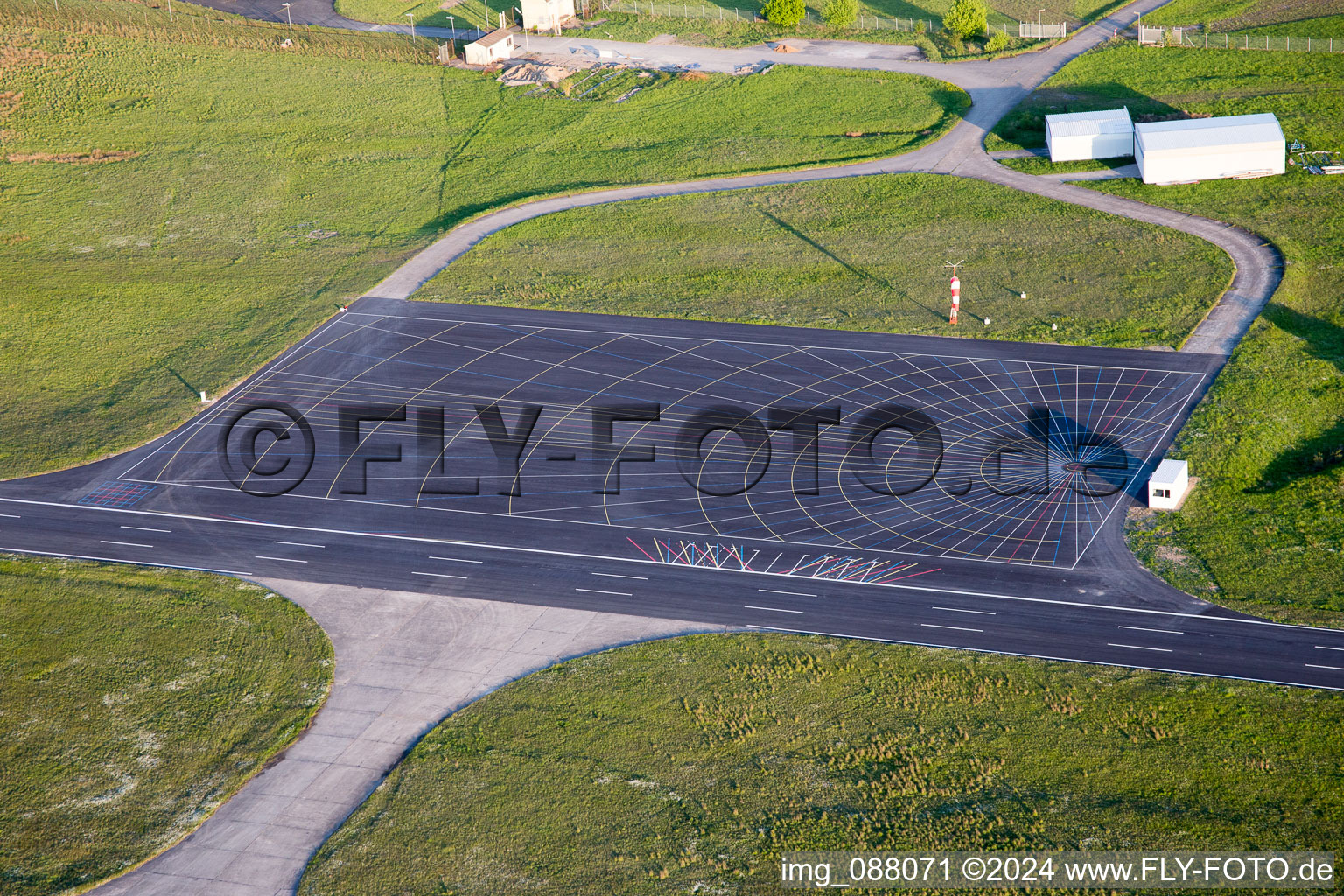 Vue aérienne de Piste avec zone de voie de circulation de l'aérodrome LSC dans le district de Weiterhausen à le quartier Hoheim in Kitzingen dans le département Bavière, Allemagne