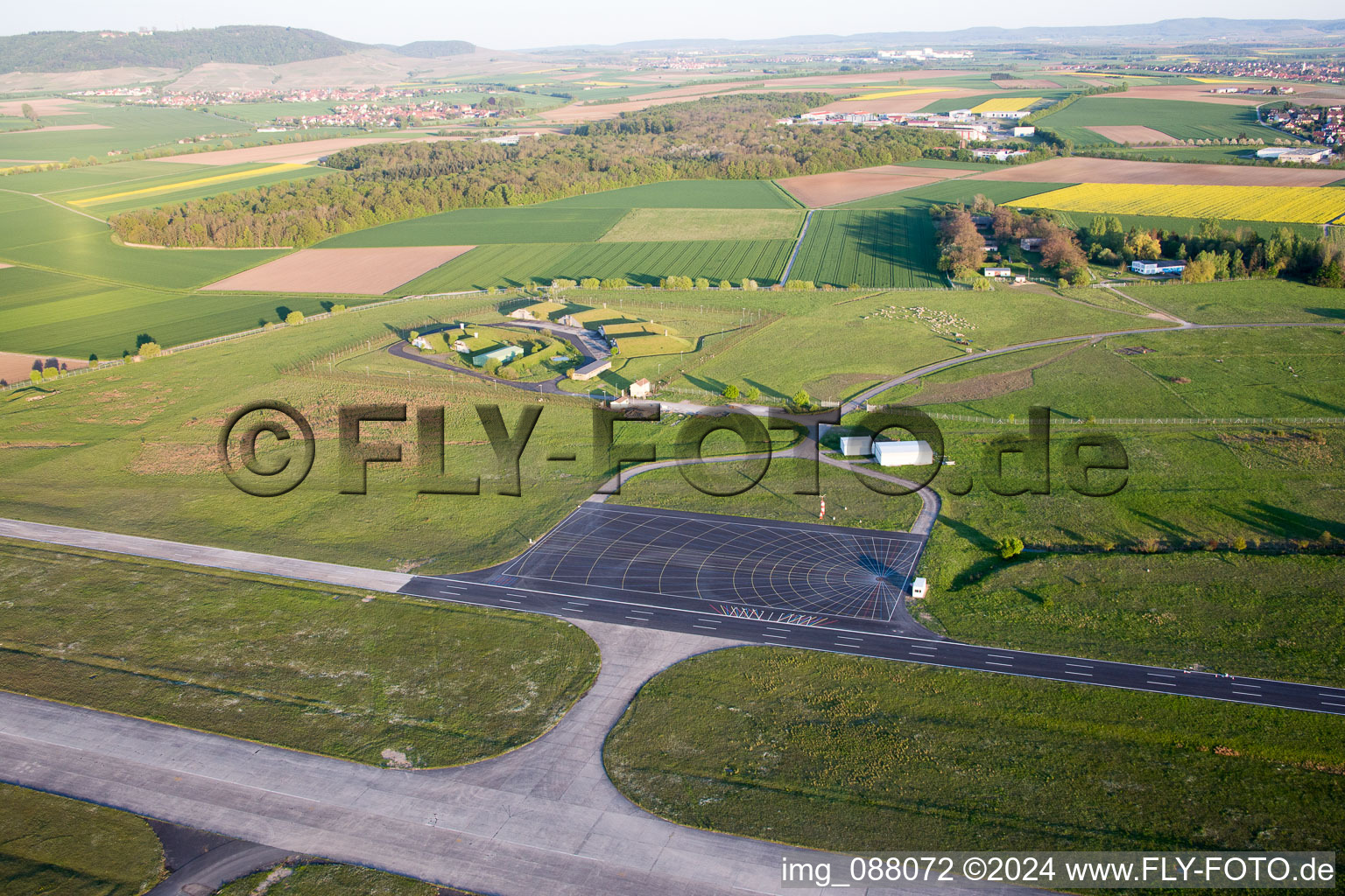 Vue aérienne de Aéroport Hoheim à le quartier Hoheim in Kitzingen dans le département Bavière, Allemagne