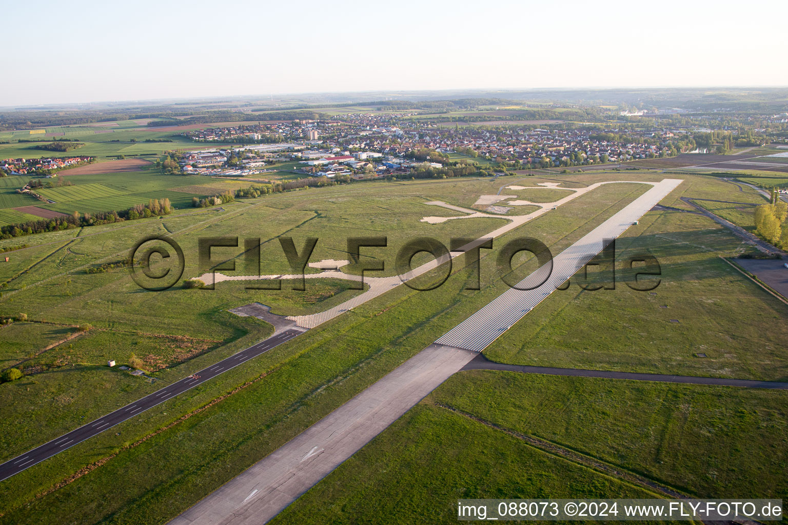 Vue aérienne de Aéroport Hoheim à le quartier Hoheim in Kitzingen dans le département Bavière, Allemagne