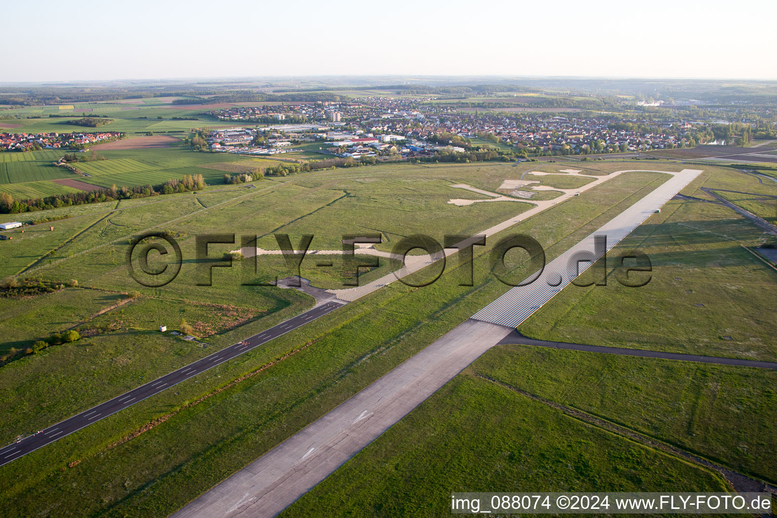 Photographie aérienne de Aéroport Hoheim à le quartier Hoheim in Kitzingen dans le département Bavière, Allemagne