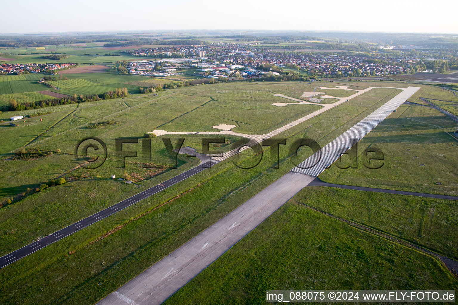 Vue aérienne de Piste avec zone de voie de circulation de l'aérodrome LSC dans le district de Weiterhausen à le quartier Hoheim in Kitzingen dans le département Bavière, Allemagne