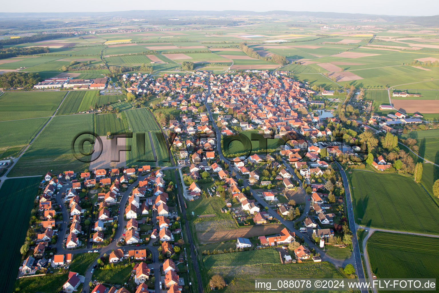 Vue aérienne de Großlangheim dans le département Bavière, Allemagne