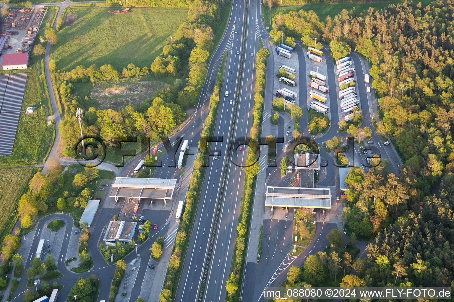 Vue aérienne de Kitzingen, aire d'autoroute A3 à le quartier Haidt in Kleinlangheim dans le département Bavière, Allemagne