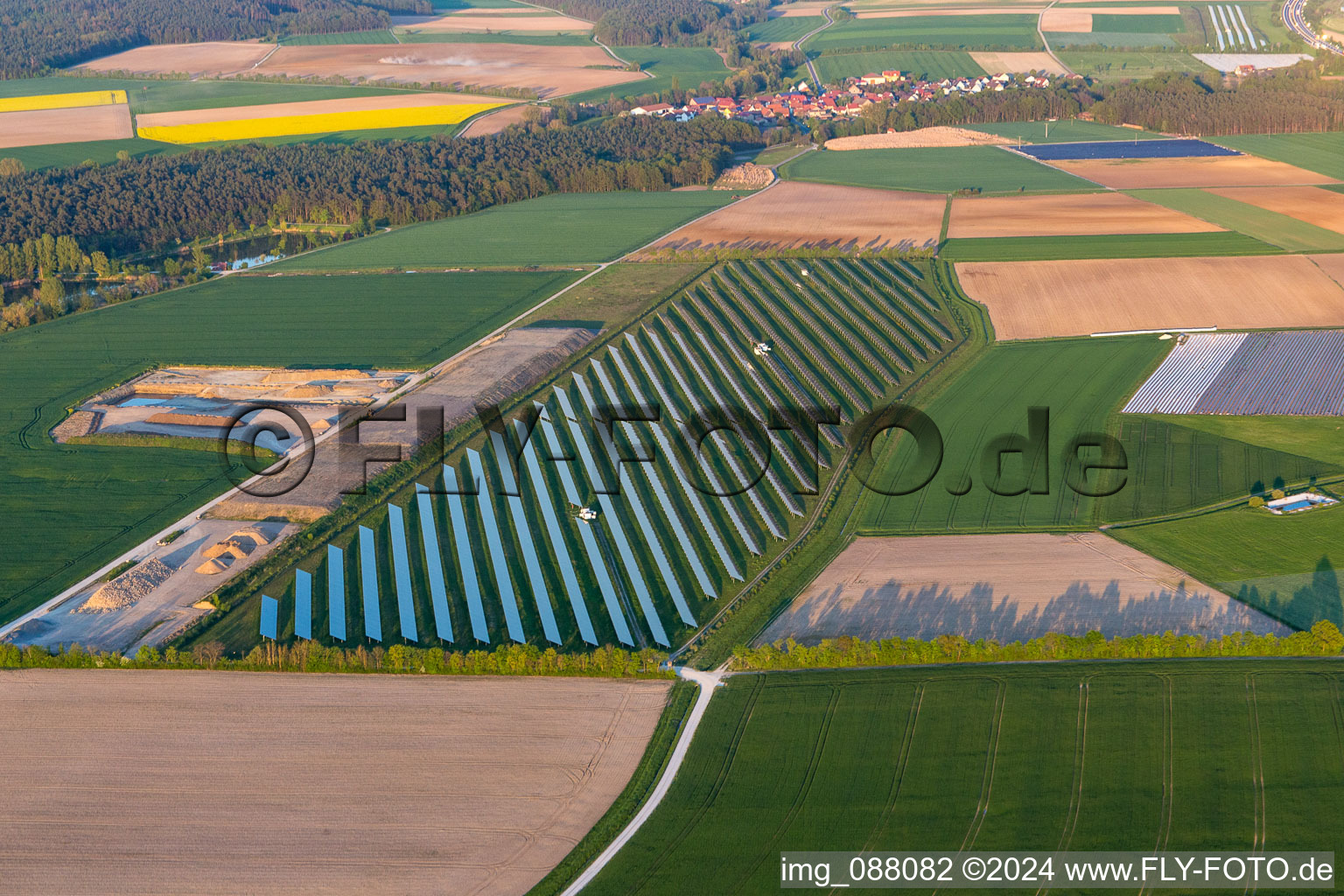 Vue aérienne de Champ solaire à le quartier Düllstadt in Schwarzach am Main dans le département Bavière, Allemagne