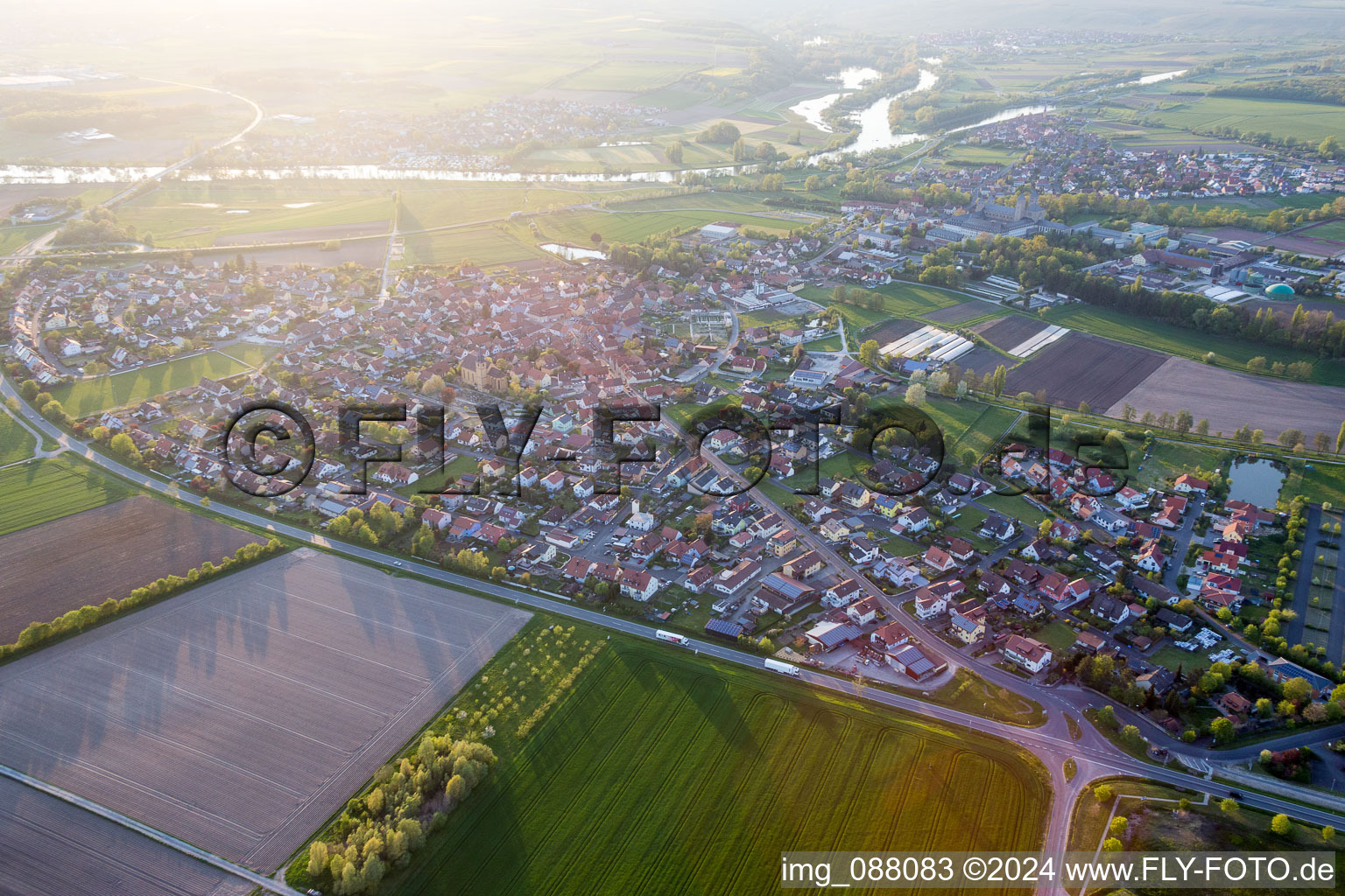 Vue aérienne de Zones riveraines du Main à le quartier Stadtschwarzach in Schwarzach am Main dans le département Bavière, Allemagne