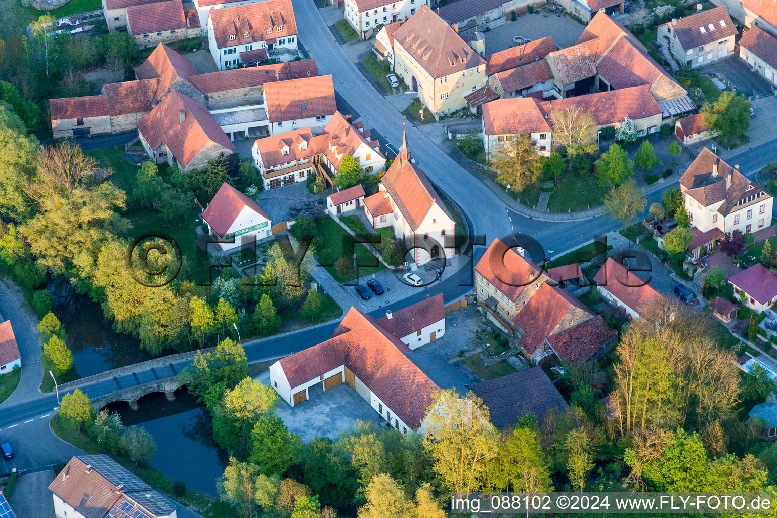 Vue aérienne de Bâtiment d'église au centre du village à le quartier Laub in Prichsenstadt dans le département Bavière, Allemagne