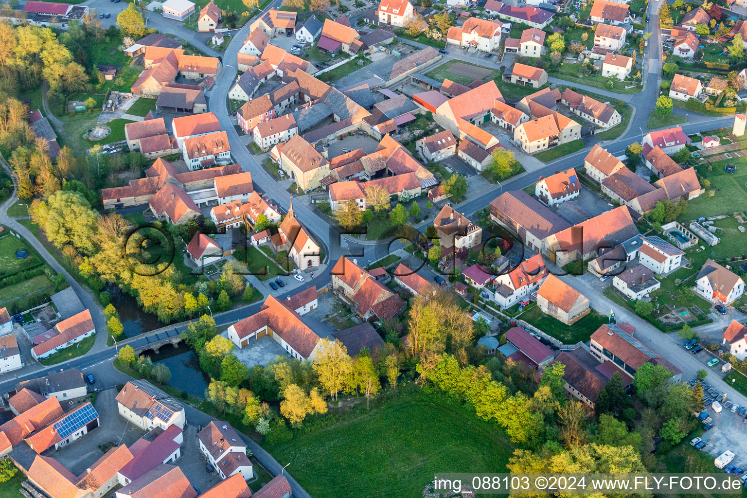 Vue aérienne de Bâtiment d'église au centre du village à le quartier Laub in Prichsenstadt dans le département Bavière, Allemagne