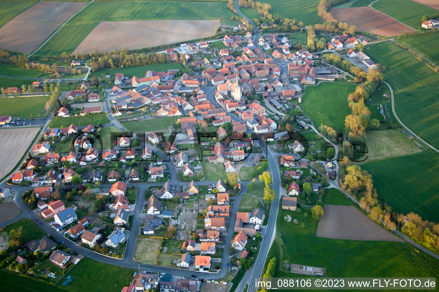 Vue aérienne de Stadelschwarzach dans le département Bavière, Allemagne